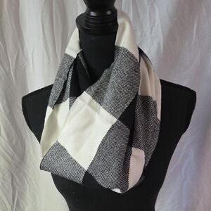 Old Navy Monochrome Checkered Scarf